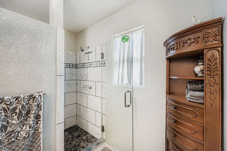399-upper-elgin-river-rd---web-quality---026---27-primary-bathroom.jpg