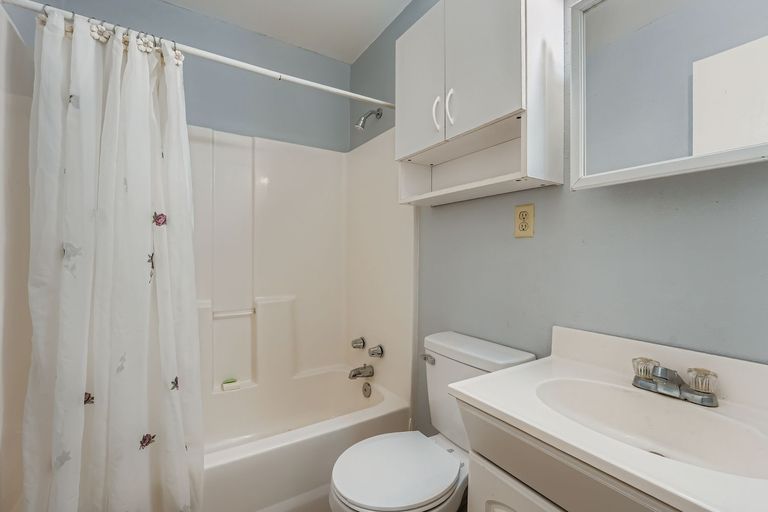 399-upper-elgin-river-rd---web-quality---028---30-bathroom.jpg