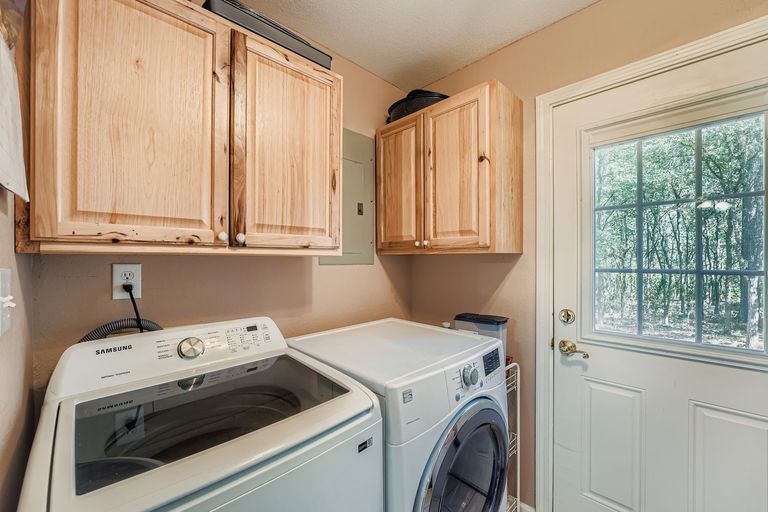 399-upper-elgin-river-rd---web-quality---031---33-laundry-room.jpg