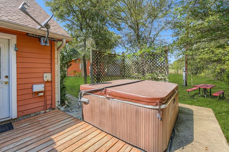 399-upper-elgin-river-rd---web-quality---034---37-hot-tub.jpg
