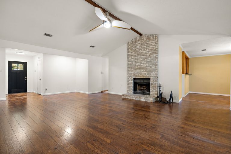 4-web-or-mls-11608-tanglebriar-trail-kcp-090226---64.jpg