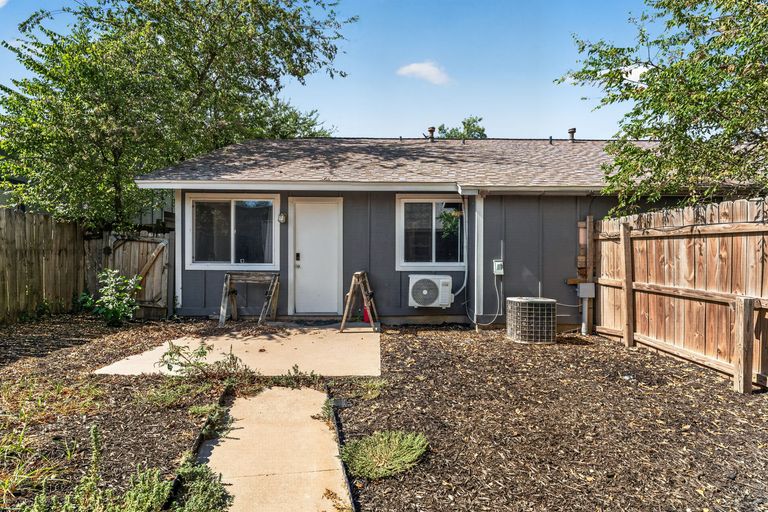 4-web-or-mls-1404-w-braker-ln-a-and-b-(4-of-25).jpg