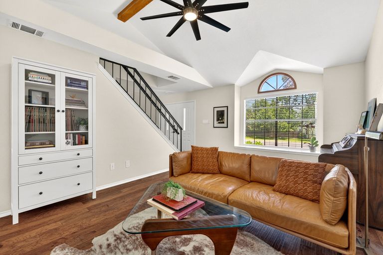 4-web-or-mls-1407-black-cherry-dr-(4-of-27).jpg