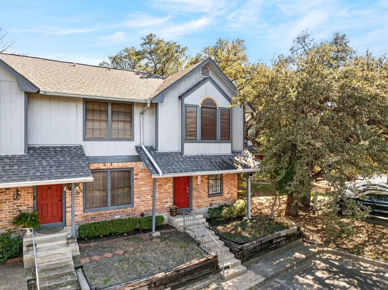 4-web-or-mls-1411-gracy-farms-ln-118-(4-of-27).jpg