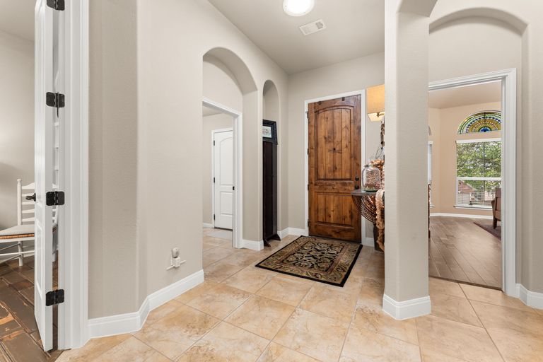 4-web-or-mls-215-choke-canyon-ln-8.jpg