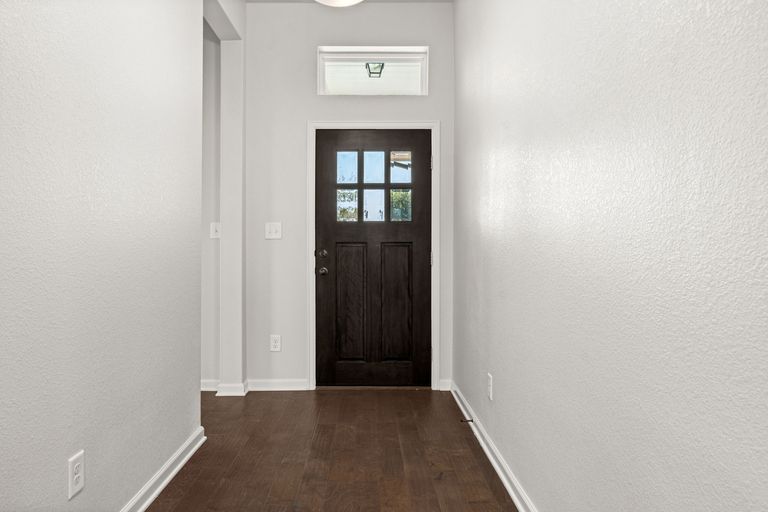 4-web-or-mls-510-bridgestone-way.jpg