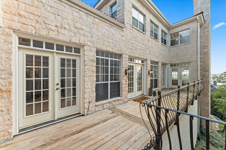 4-web-or-mls-5913-northwest-pl-3-(2)-1748297619.jpg