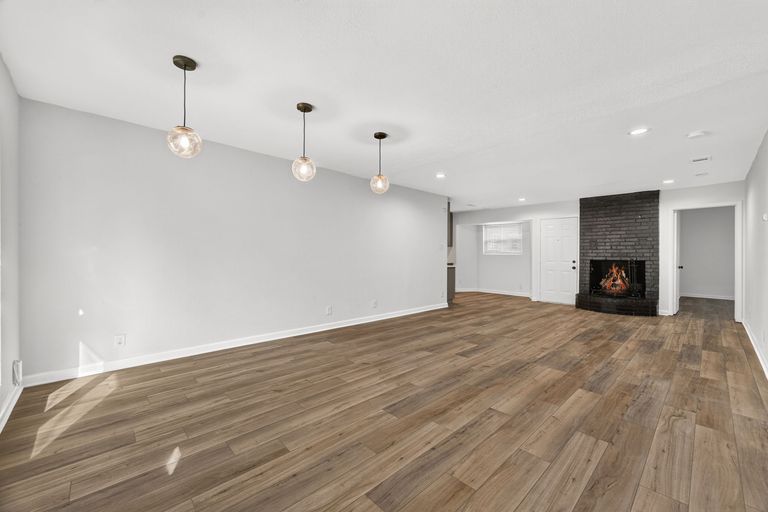 4-web-or-mls-6913-la-salle-dr-(4-of-25).jpg