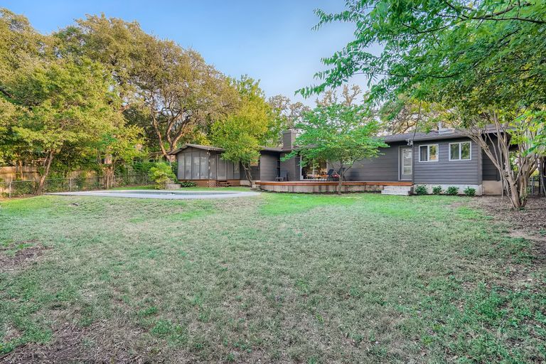 40-back-yard.jpg