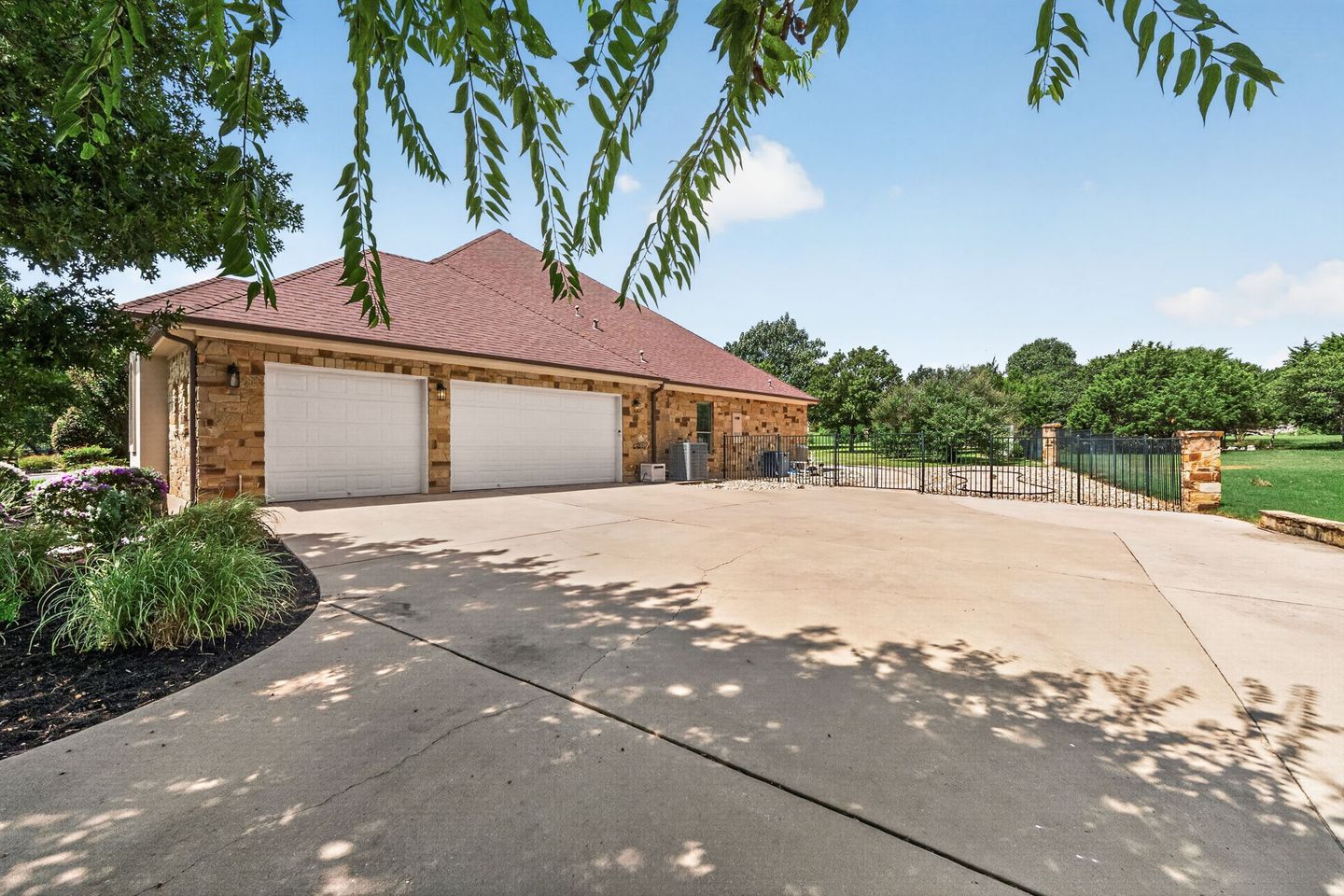 40-web-or-mls-201-canyon-vista-ln-(4-of-29).jpg