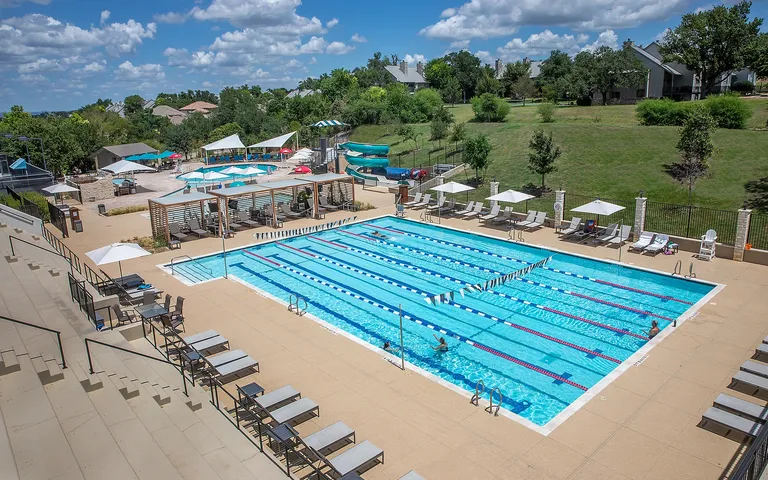 42--the-hills-cc-pool_1f3a2766_1920_1200.webp