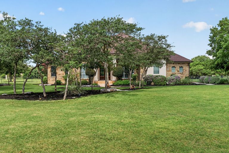 42-web-or-mls-201-canyon-vista-ln-(3-of-29).jpg