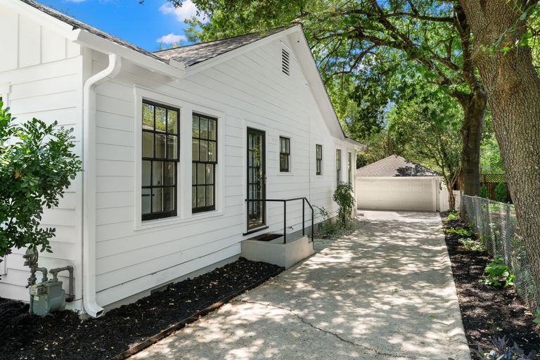 438aba74-25-web-or-mls-1703-w-31st-ext-7-of-10.jpg