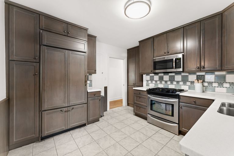 4f1ea373-8-web-or-mls-1703-w-31st-st-16-of-26.jpg