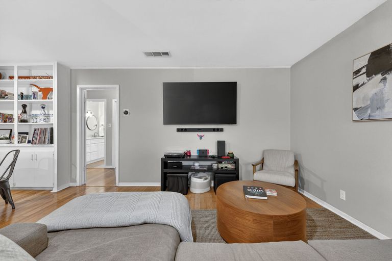 5-web-or-mls-1240-barton-hills-dr-206-(3-of-23).jpg
