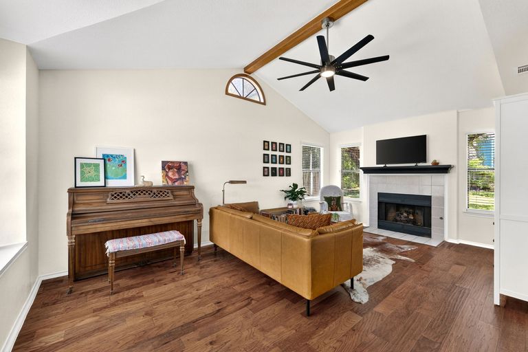 5-web-or-mls-1407-black-cherry-dr-(5-of-27)-1778688740.jpg