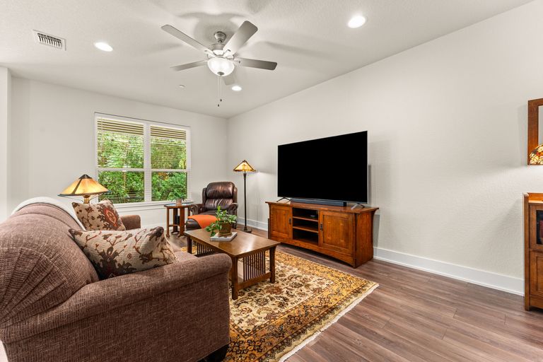 5-web-or-mls-1717-roseburg-dr-2.jpg