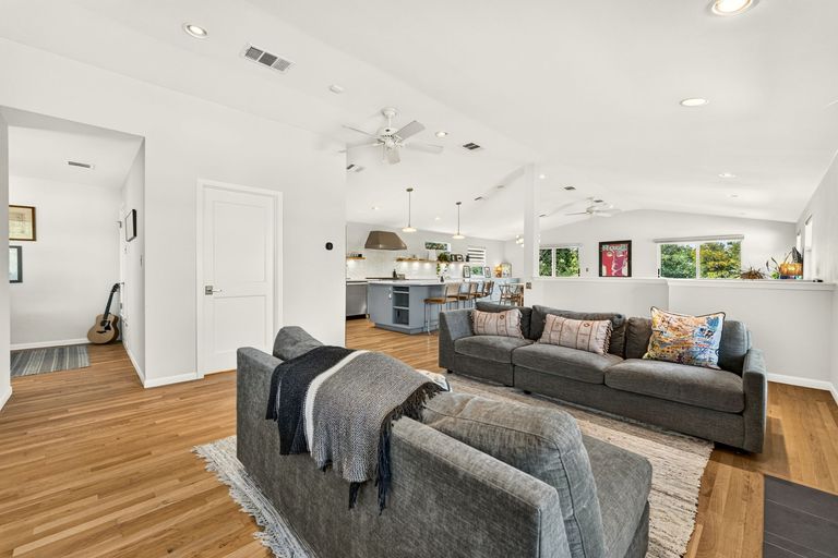 5-web-or-mls-1800-w-10th-st-(5-of-34).jpg