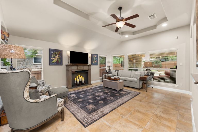 5-web-or-mls-215-choke-canyon-ln-27.jpg