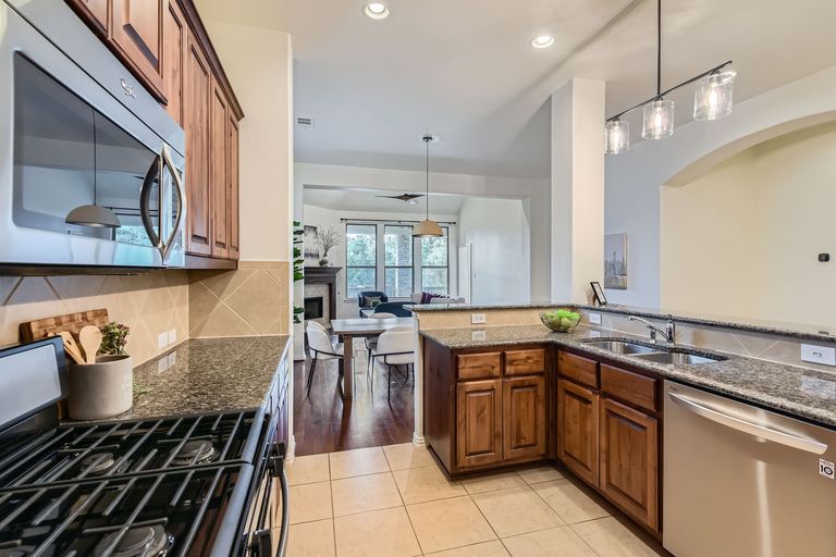 519-catalina-ln---web-quality---011---10-kitchen.jpg