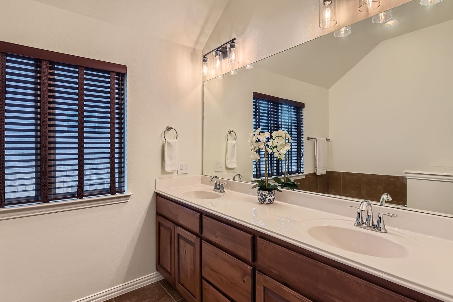 519-catalina-ln---web-quality---018---17-primary-bathroom.jpg