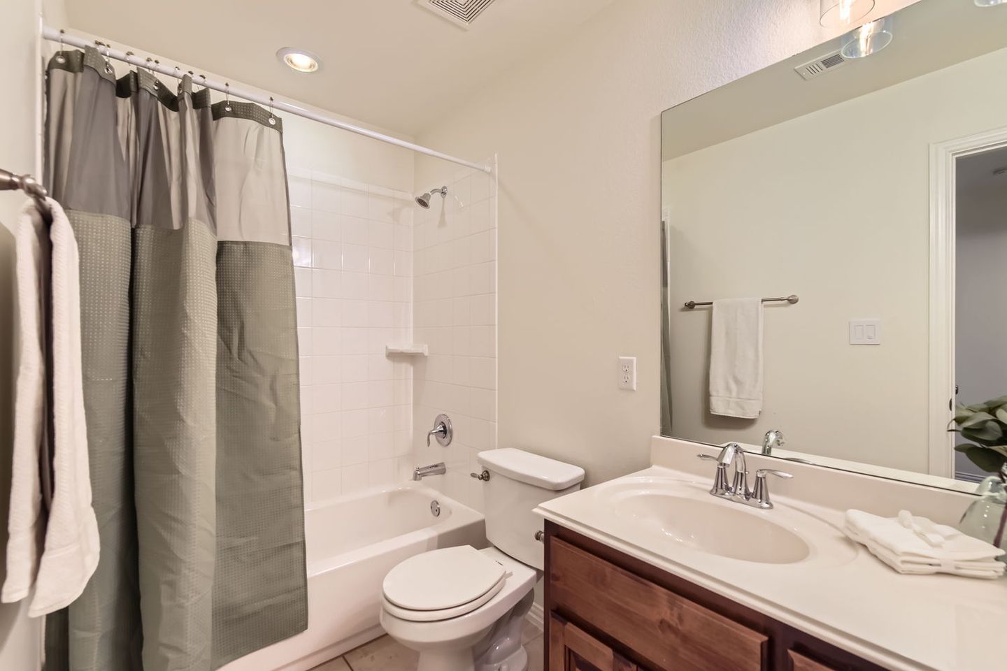 519-catalina-ln---web-quality---024---23-bathroom.jpg