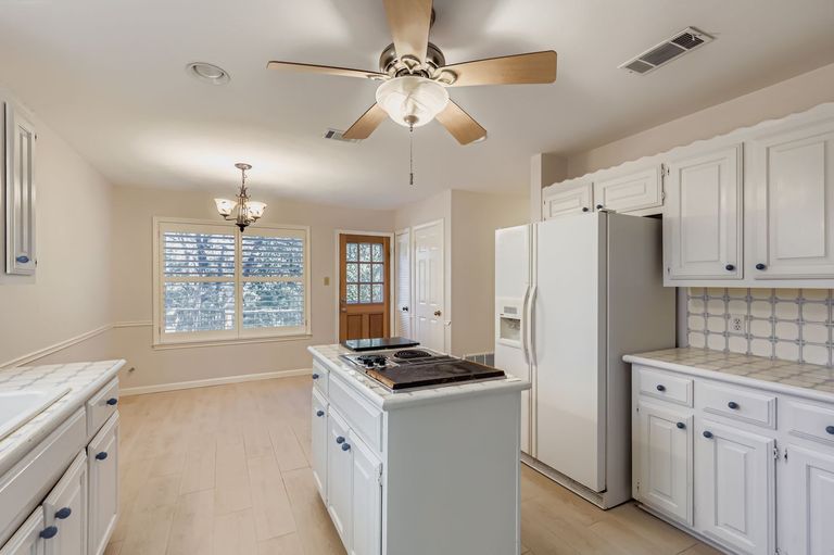 5306-marsh-creek-dr---web-quality---016---10-kitchen.jpg