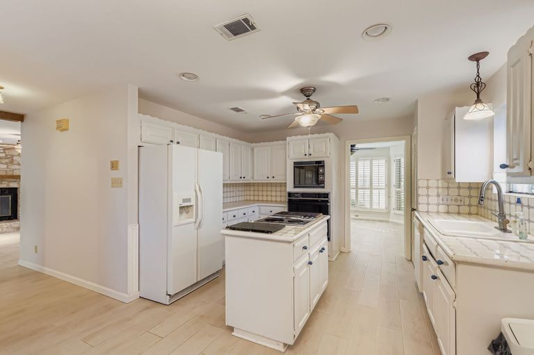 5306-marsh-creek-dr---web-quality---017---11-kitchen.jpg