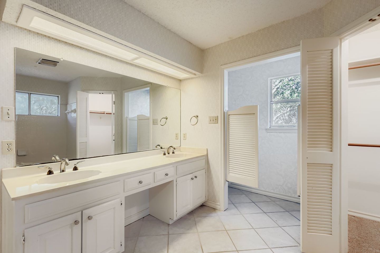 5306-marsh-creek-dr---web-quality---024---19-2nd-floor-primary-bathroom.jpg