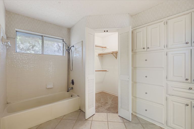 5306-marsh-creek-dr---web-quality---025---20-2nd-floor-primary-bathroom.jpg
