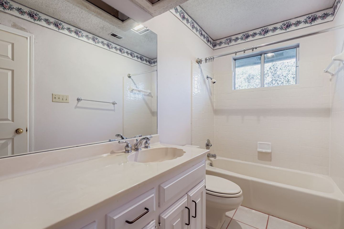 5306-marsh-creek-dr---web-quality---030---26-2nd-floor-bathroom.jpg