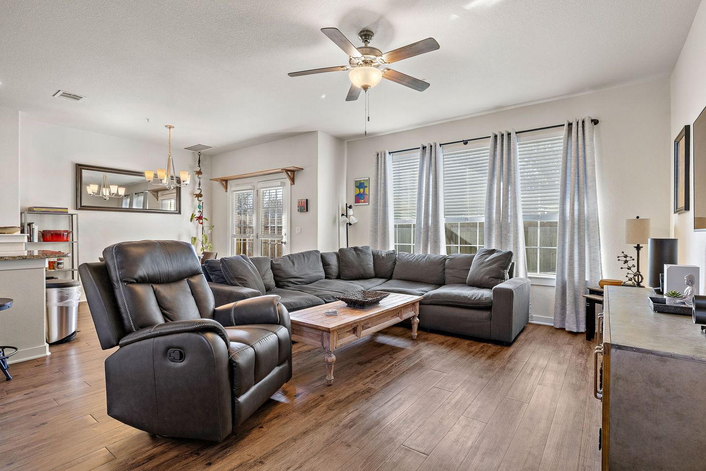 6-web-or-mls-1101-e-parmer-ln-318-kcp-011926---49.jpg