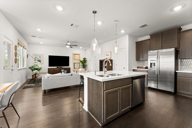 6-web-or-mls-2918-tavern-dr-(7-of-50)-1724364755.jpg
