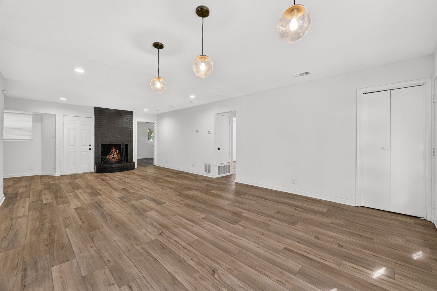 6-web-or-mls-6913-la-salle-dr-(6-of-25).jpg