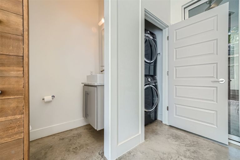 6002-camino-real--2---web-quality---011---07-powder-room.jpg