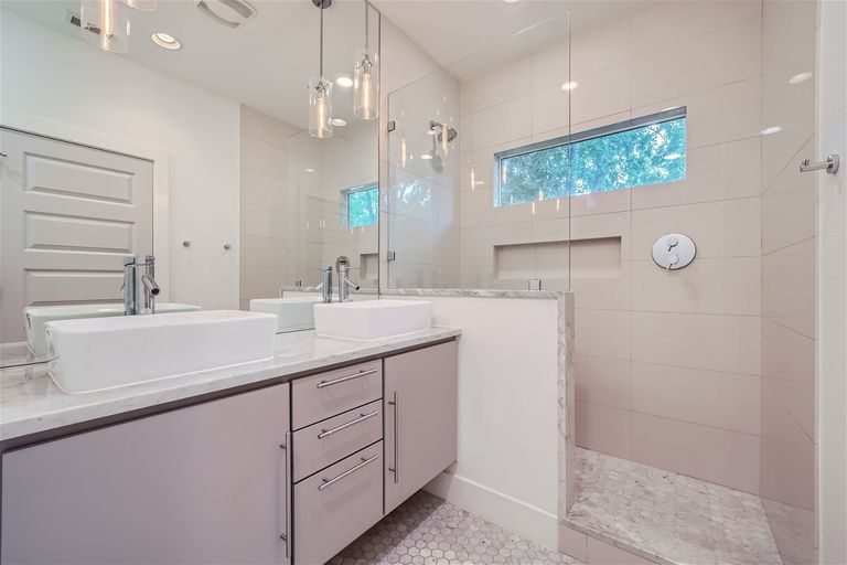6002-camino-real--2---web-quality---013---11-2nd-floor-primary-bathroom.jpg