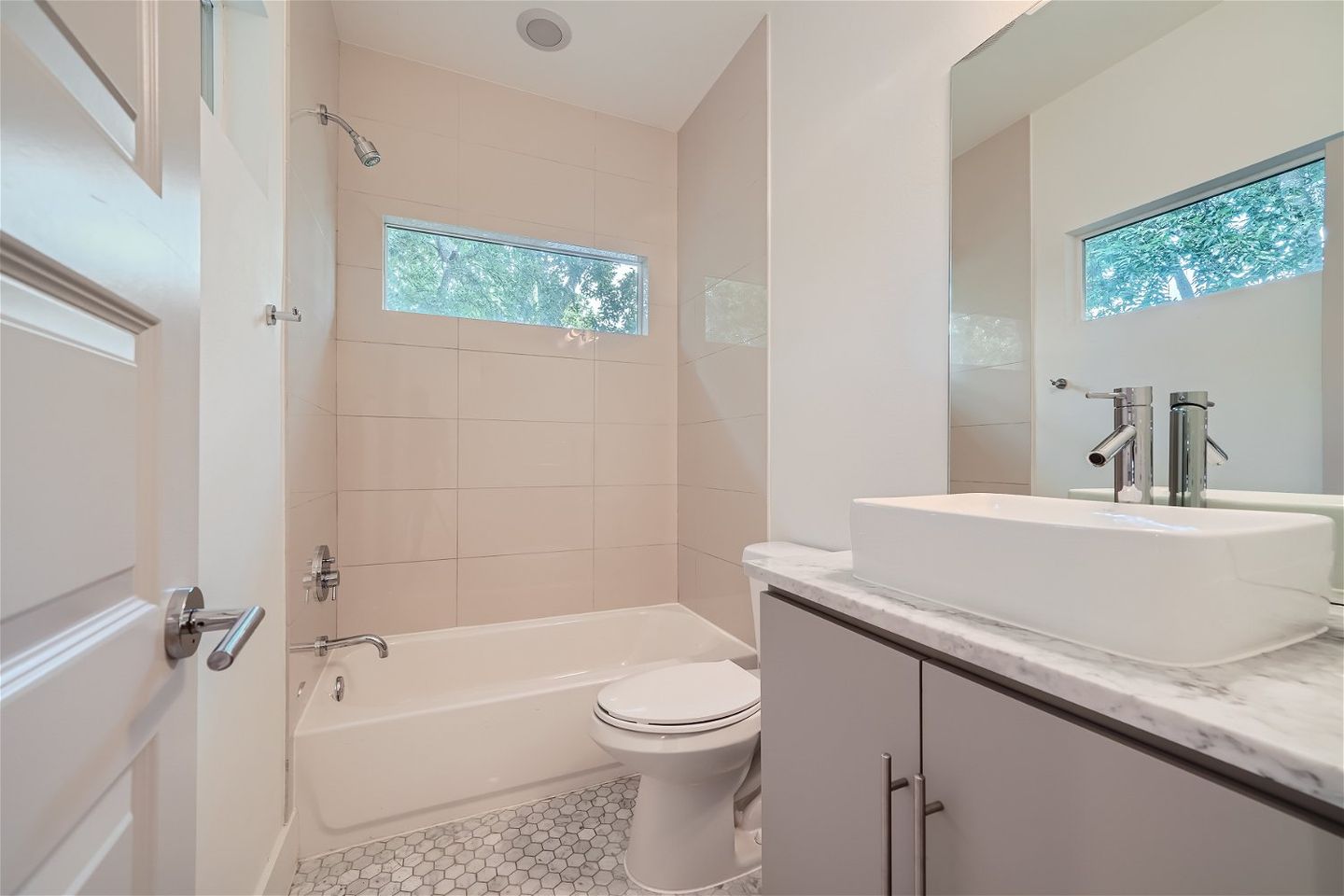 6002-camino-real--2---web-quality---015---13-2nd-floor-bathroom.jpg