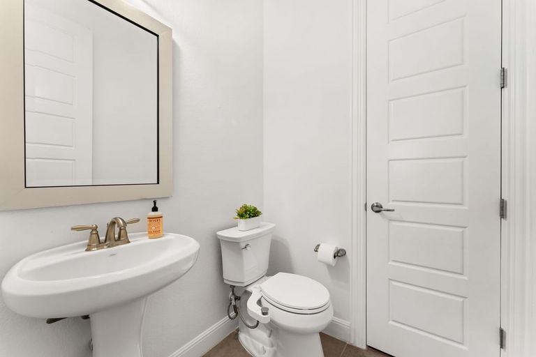 7-custom-3917-rosa-park-ln-(12-of-38).jpg
