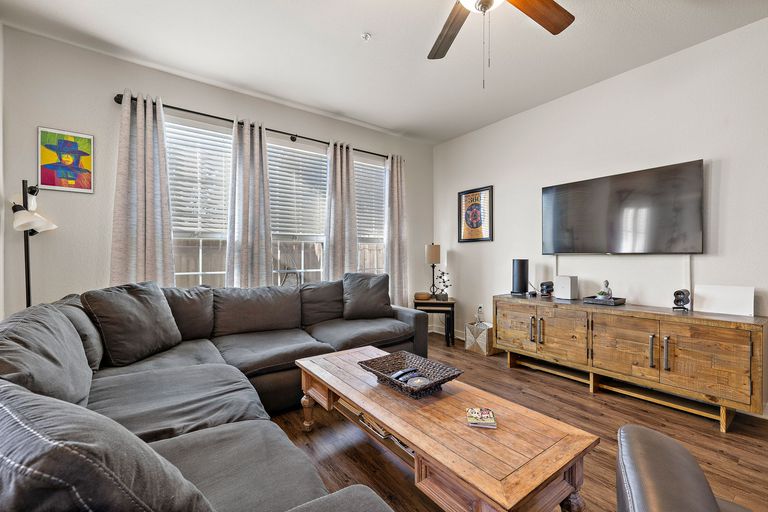 7-web-or-mls-1101-e-parmer-ln-318-kcp-011926---61.jpg