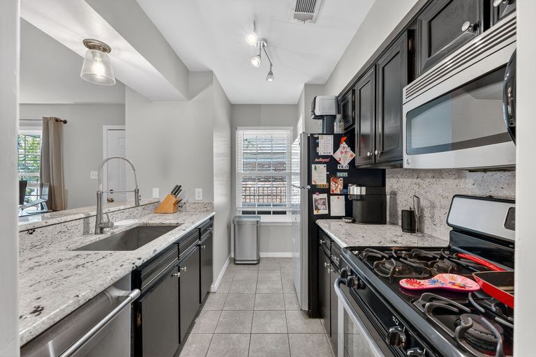 7-web-or-mls-1240-barton-hills-dr-206-(9-of-23).jpg