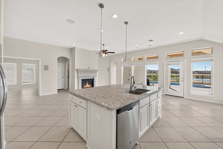 7-web-or-mls-13833-arbor-hill-cove-(9-of-37)-1790374595.jpg