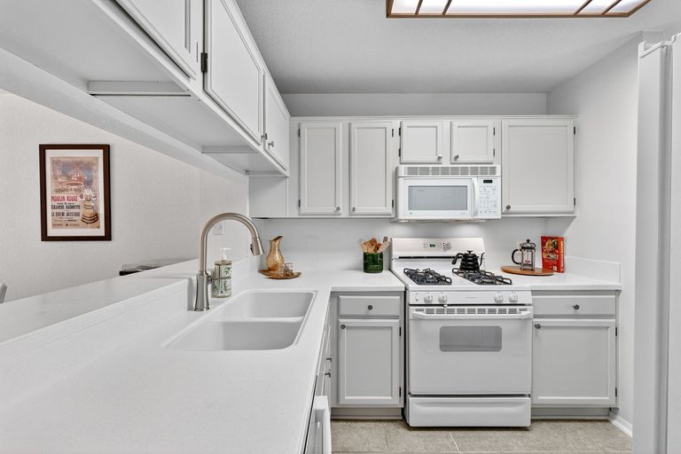 7-web-or-mls-1411-gracy-farms-ln-118-(7-of-27).jpg