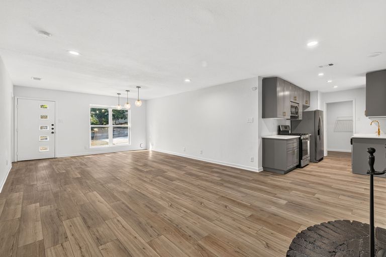 7-web-or-mls-6913-la-salle-dr-(7-of-25).jpg