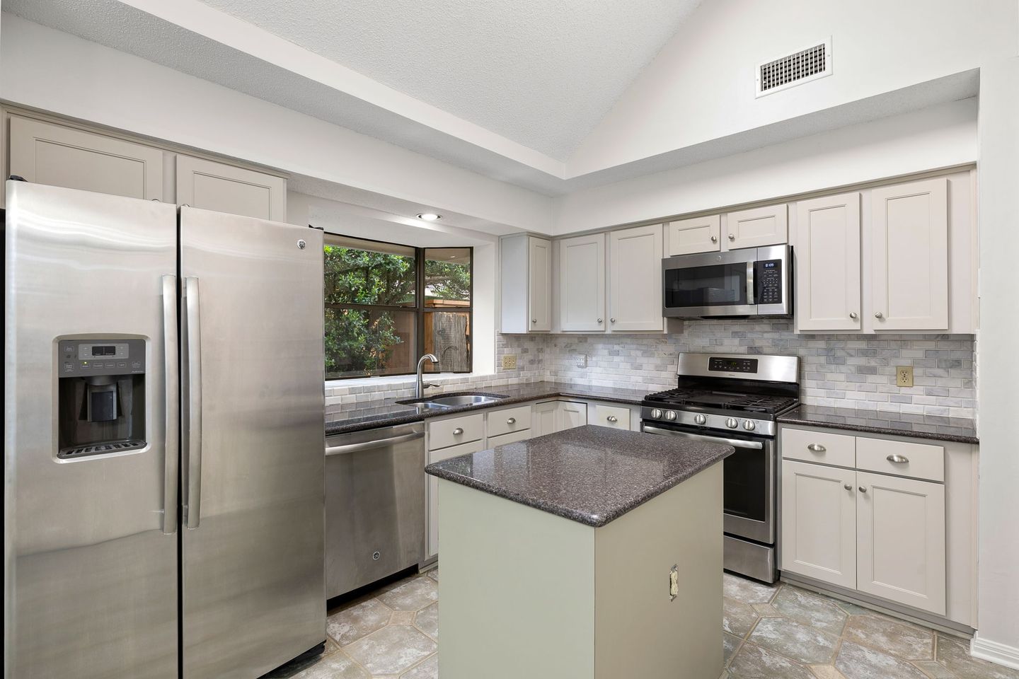 7-web-or-mls-8302-mendota-cove-kcp-081325---117.jpg