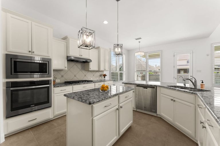 8-custom-3917-rosa-park-ln-(13-of-38).jpg