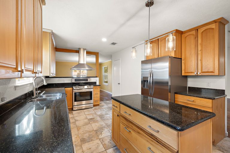 8-web-or-mls-11608-tanglebriar-trail-kcp-090226---130.jpg