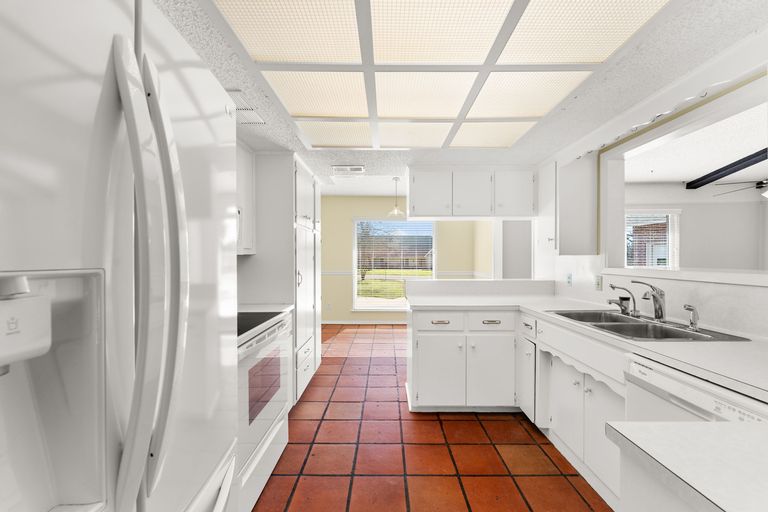 8-web-or-mls-12100-cactus-bend-(32-of-35).jpg