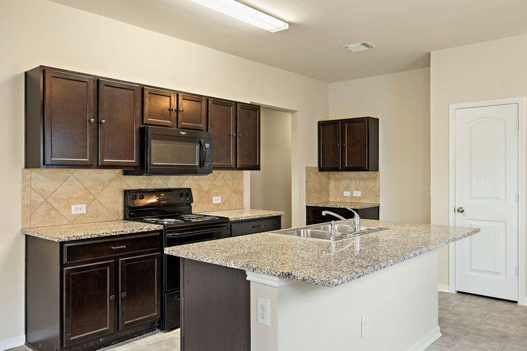 8-web-or-mls-12111-stoneridge-gap-ln-kcp-043026---77.jpg