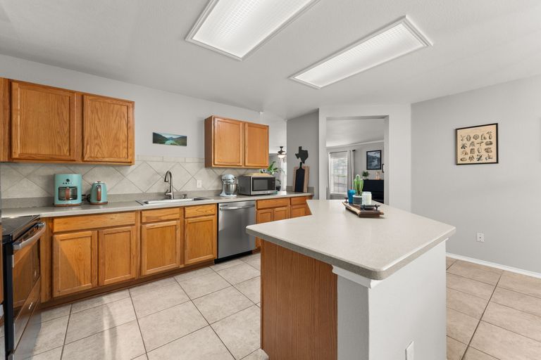 8-web-or-mls-1505-balsam-way-10-1745433762.jpg