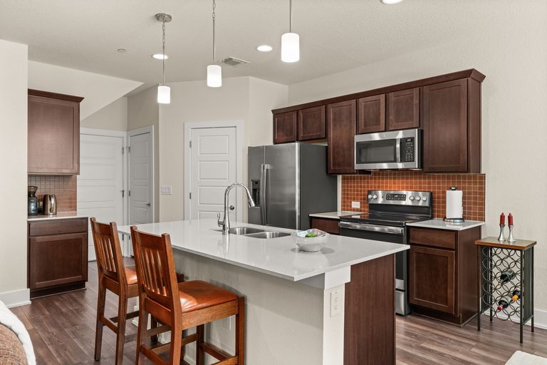 8-web-or-mls-1717-roseburg-dr-6.jpg